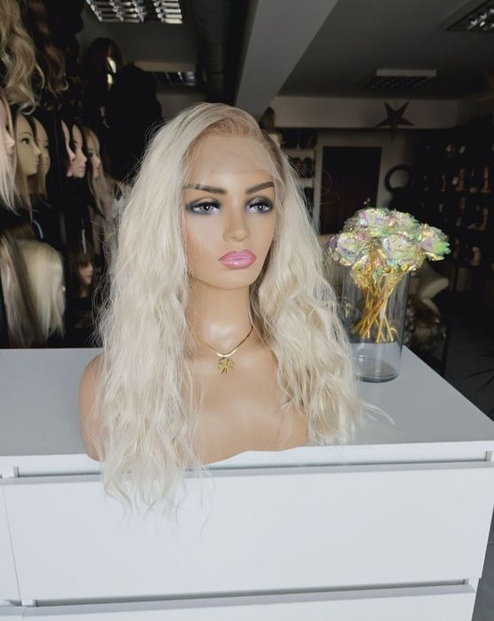 Peruka piekna naturalnie wyglądająca