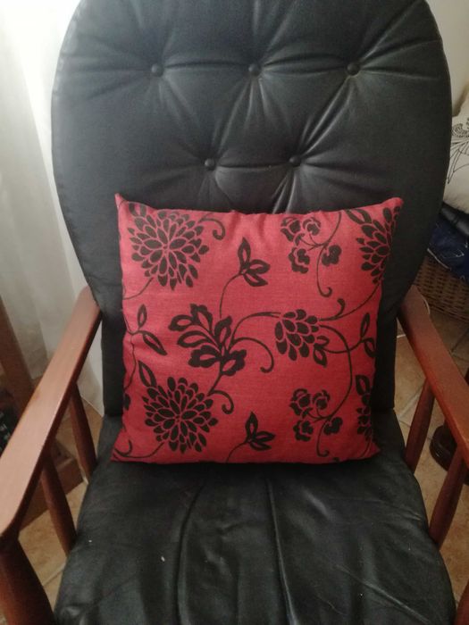 Almofada vermelha e preta