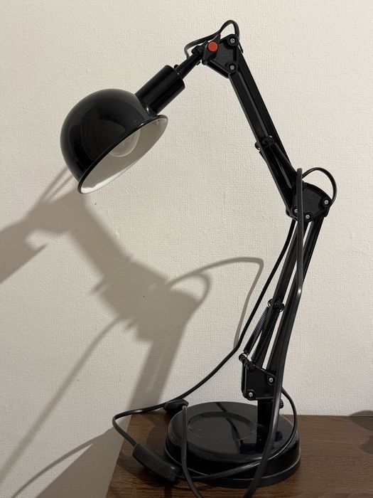 Czarna lampa biurkowa