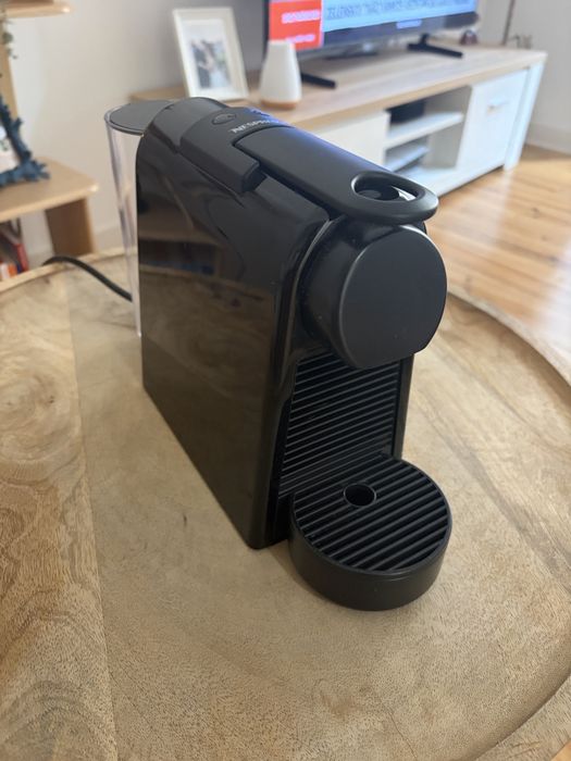 Máquina de Café Nespresso Inissia Preta