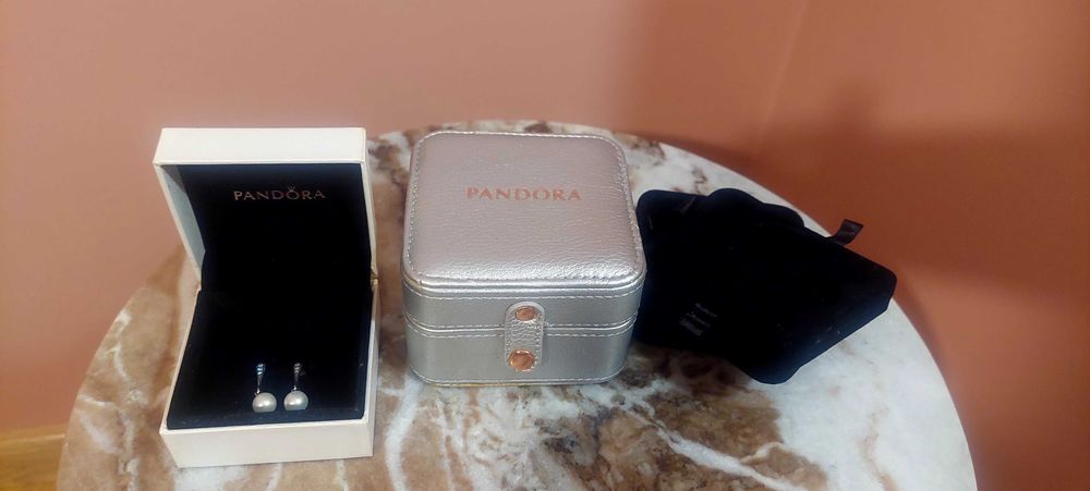 Brincos pandora com madreperola e zirconias