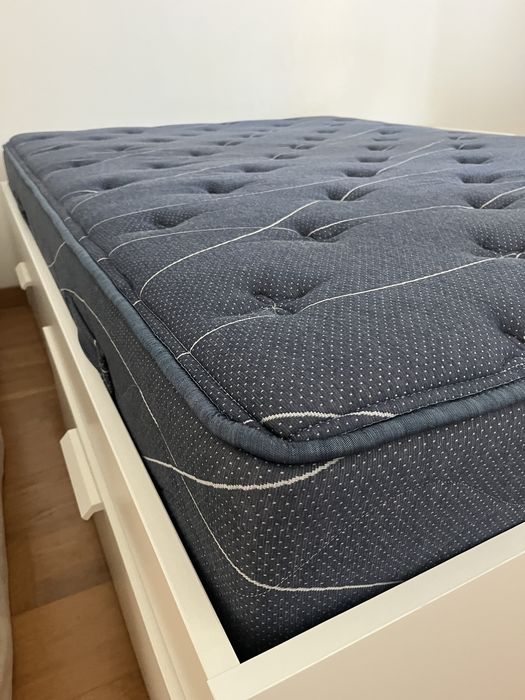 Cama com arrumação IKEA  140x200cm
