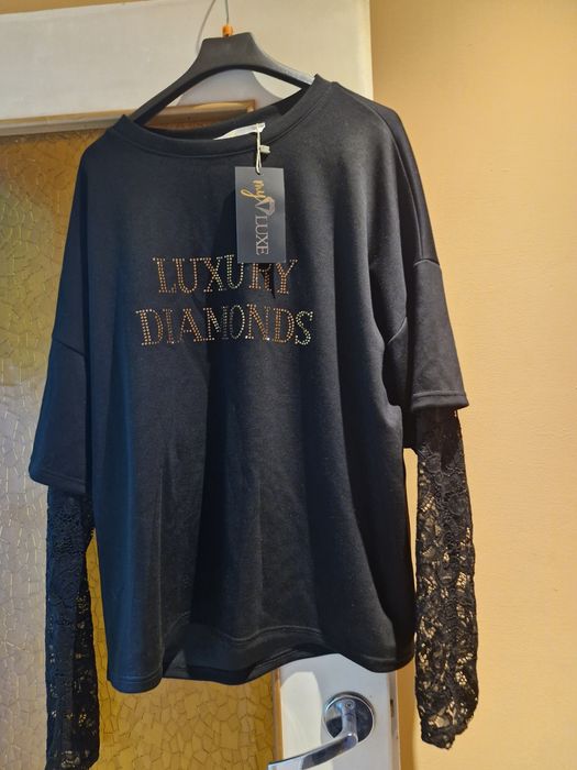 Bluzka czarna  z koronką na rękawach  May Luxe