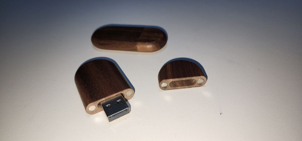 Крута флешка 16 гиг з дерев'яним корпусом