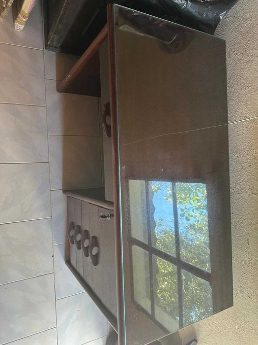 Secretária de madeira escura + tampo de vidro — 110×52×79 cm
