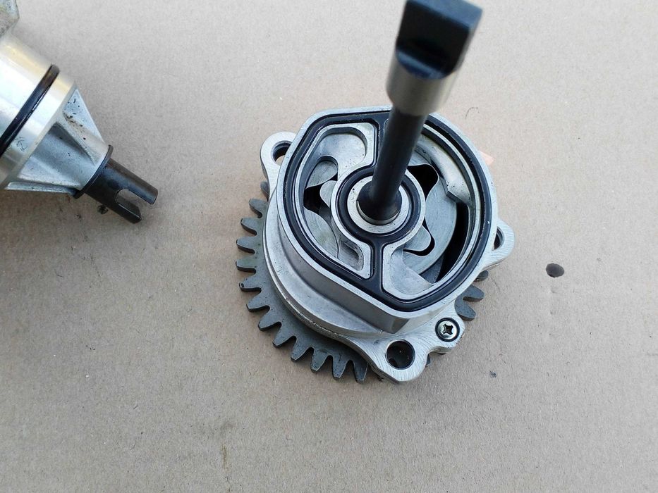 Suzuki gsr 600 pompa wody , pompa oleju komplet