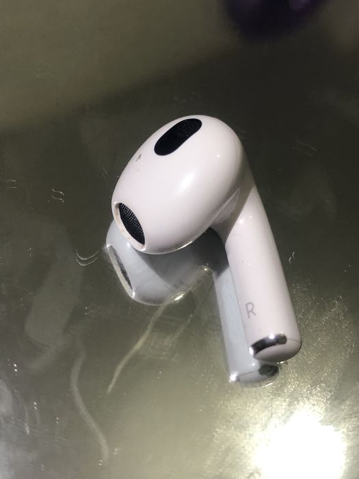Продам один навушник airpods 3 правий
