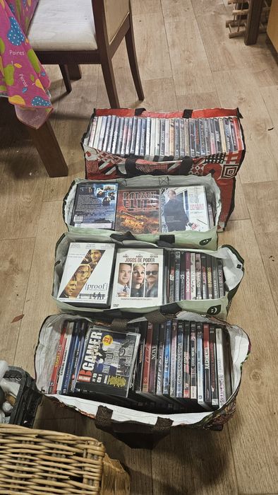 Vendo cerca de 350 DVD'S e leitor.