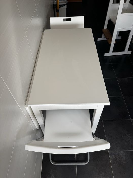 Mesa extensível com duas cadeiras