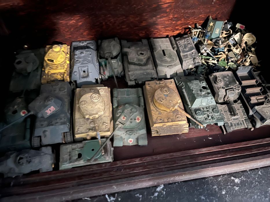 Coleção Rara de Miniaturas Militares Vintage – Tanques, Blindados e soldados