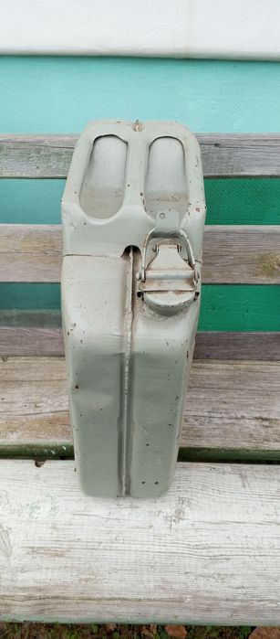 Канистра 20 л. Микро отверстие сбоку, посредине