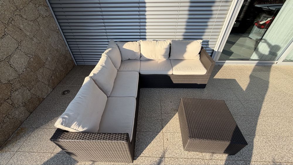 Sofa de jardim com almofadas