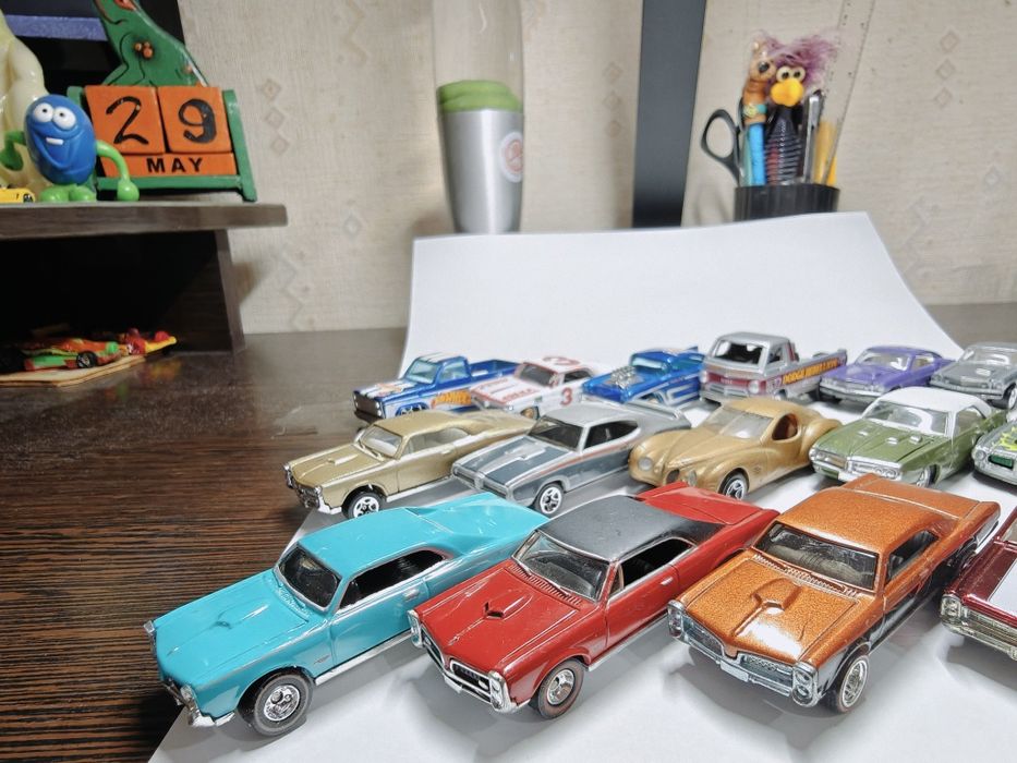 Машинки модели hot wheels matchbox Johnny lightning tootsie racing champions