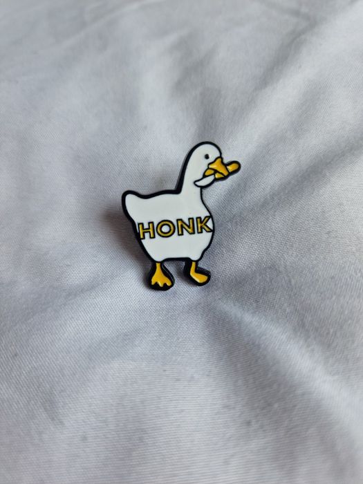 Przypinka pin wpinka pins złota broszka alternative gothic gęś z nożem