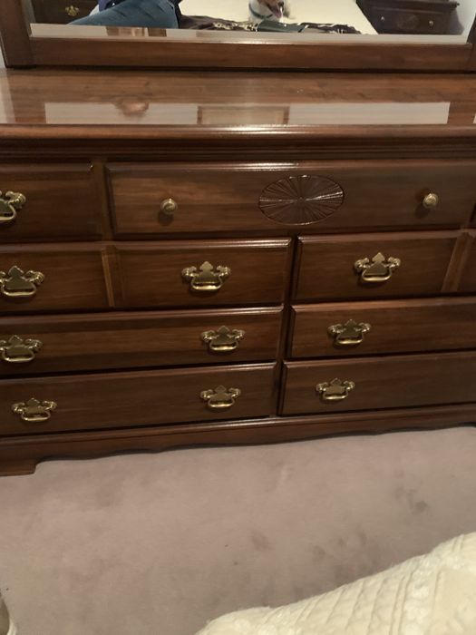 Conjunto quarto . Cama , mesas cabeceira e comoda.