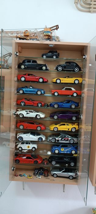 Coleção de Miniaturas de Carros 1:18 + Scooters – Ferrari, Jaguar, Clássicos e Competição