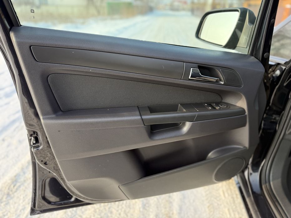 Свіжопригнаний Opel Zafira з Німеччини Розмитнений