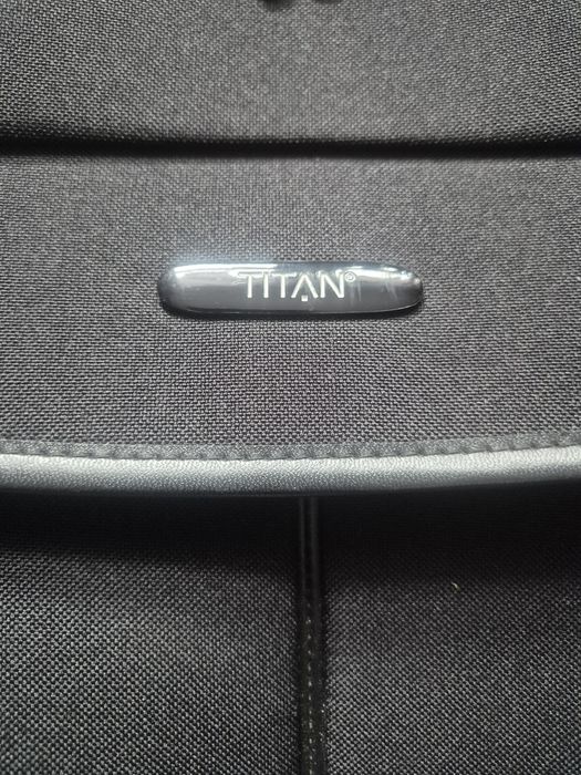 Walizka średnia TITAN