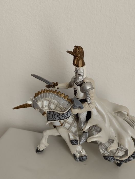 Figurinhas Marvel e cavaleiros