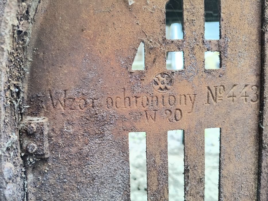 Stare żeliwne drzwiczki do pieca