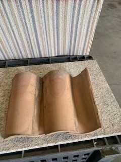 Telhas em Barro Decorativas  em Palete