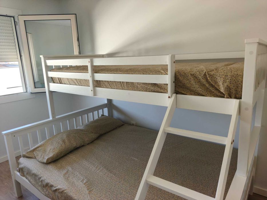 Beliche em Madeira Maciça (Cama Casal + Solteiro) + 2 Colchões | Como Novo