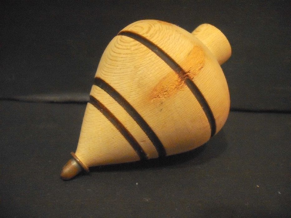 Pião antigo em madeira - brincado - anos 50/60