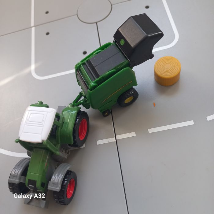 Siku traktor John deere z ladowaczem czolowym I przyczepa fortuna