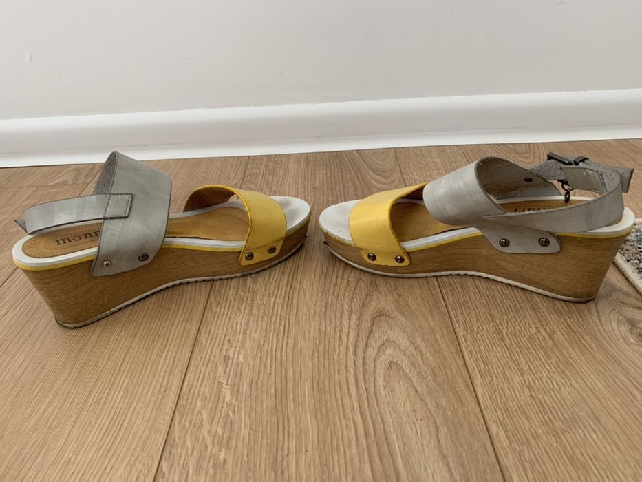 Buty na koturnie Monnari srebro żółte sandały