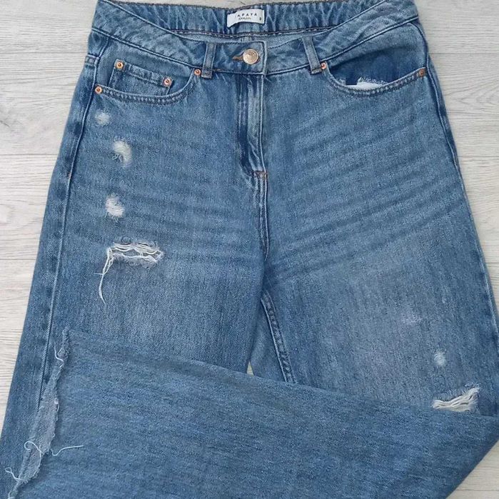 Прямі рвані джинси