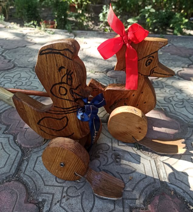 Іграшка-каталка для дітей