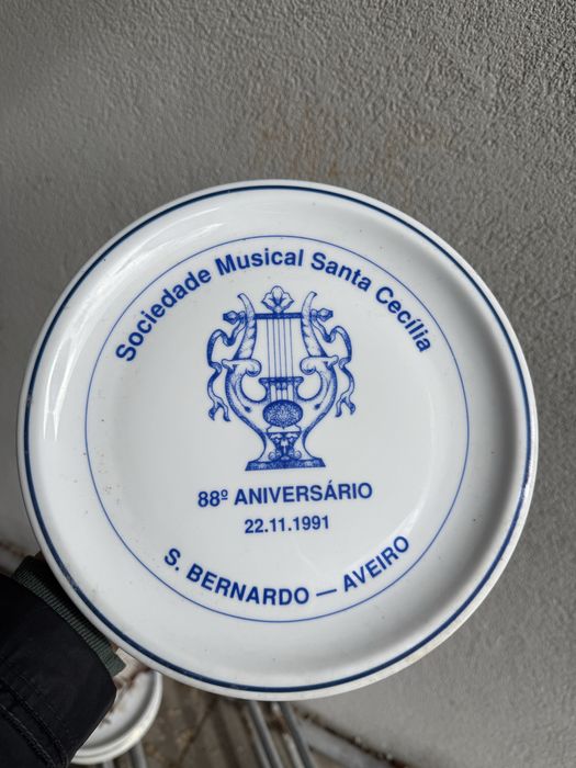 Varios pratos comemorativos