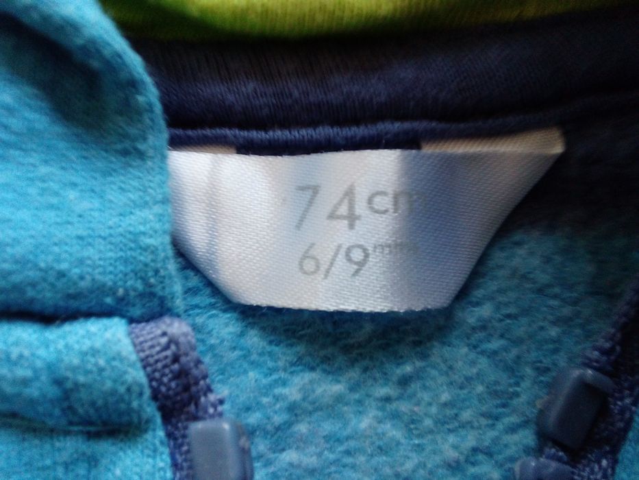 Bluza zapinana, r. 74, z kapturem.