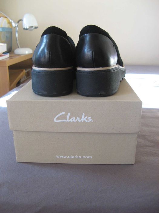 Czarne mokasyny marki Clarks