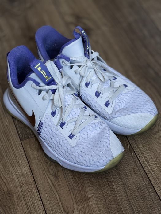 Баскетбольні кросівкі nike