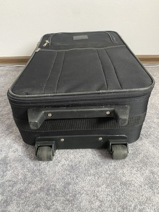 Czarna walizka podręczna na kółkach