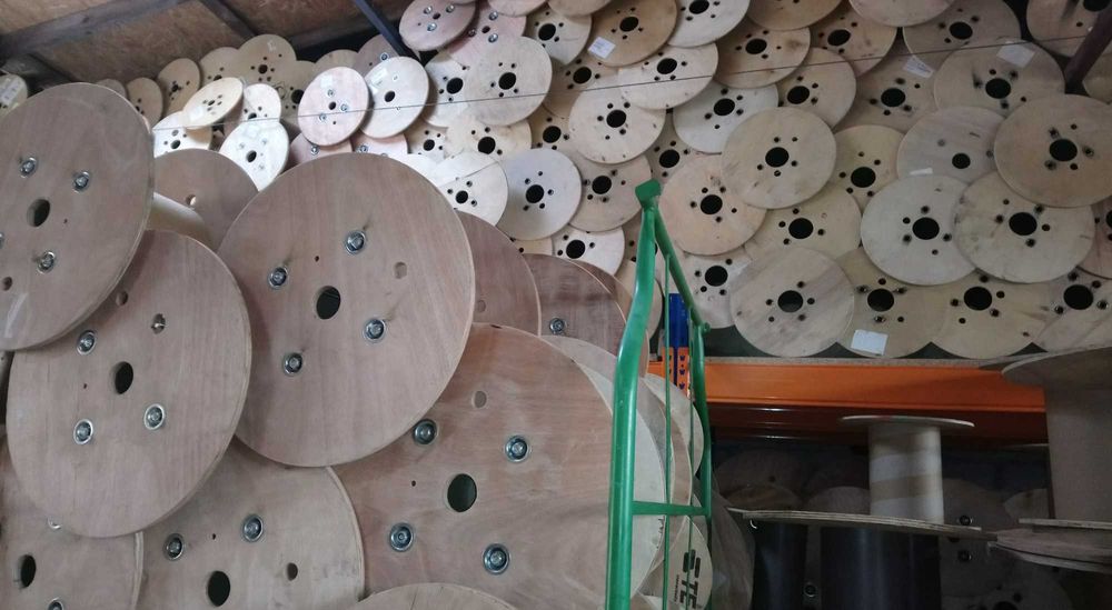 Szpule plastikowe, drewniane bębny kablowe, szpule sklejkowe, szpule
