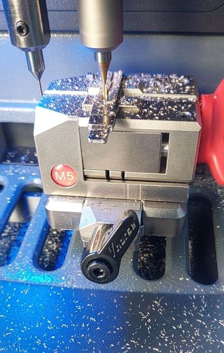 Dorabianie kluczy samochodowych, awaryjne otwieranie samochodów.