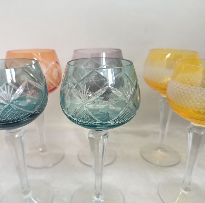 Бокалы разные, высокие.