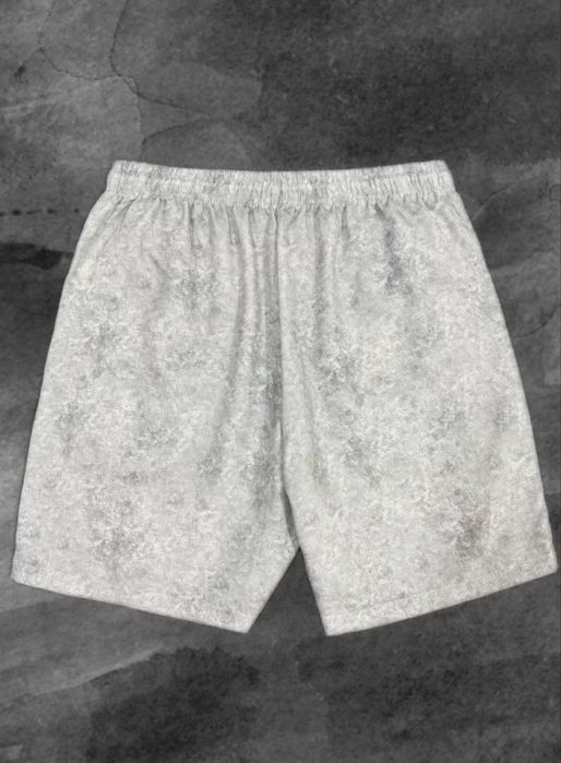 Сірі шорти з принтом