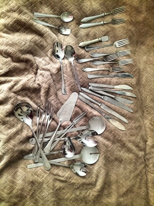 Kilkanaście sztuk sztućcy różne