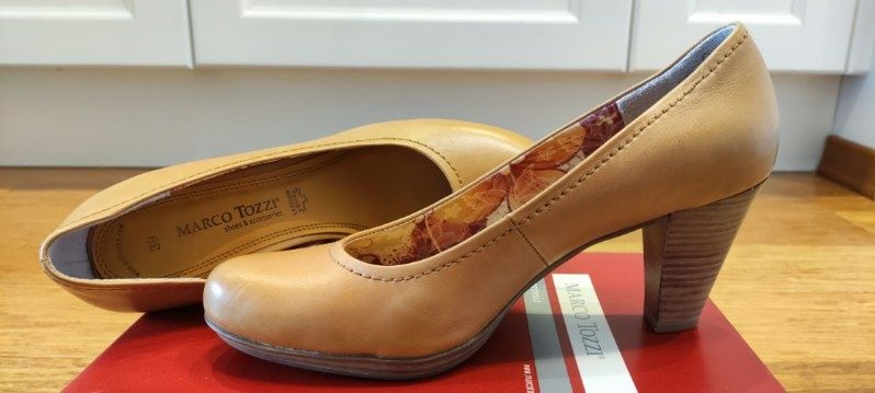 Buty skórzane na obcasie.