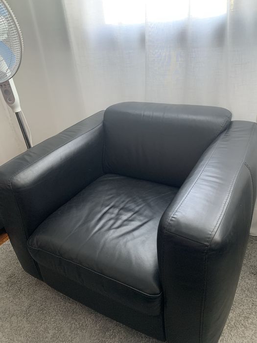 Sofá individual em pele verdadeira, usado mas em otimas condicoes