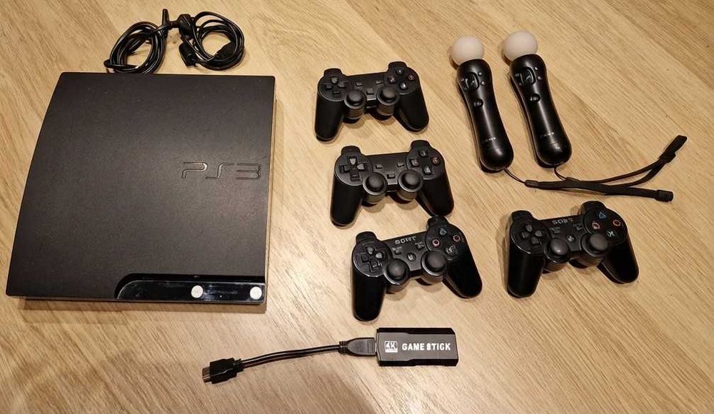 konsola PS3 z dodatkowa parą padów + oryginalne kontrolery ruchu