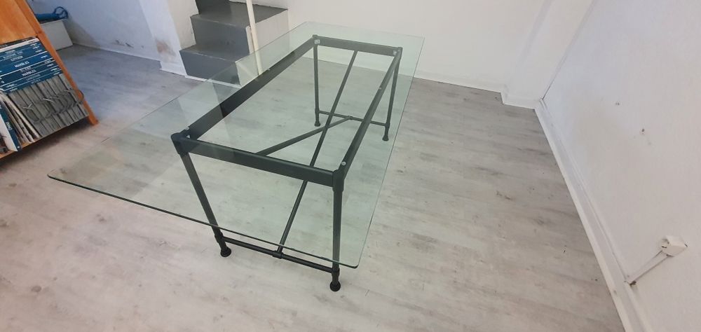 Mesa em vidro com base metálica