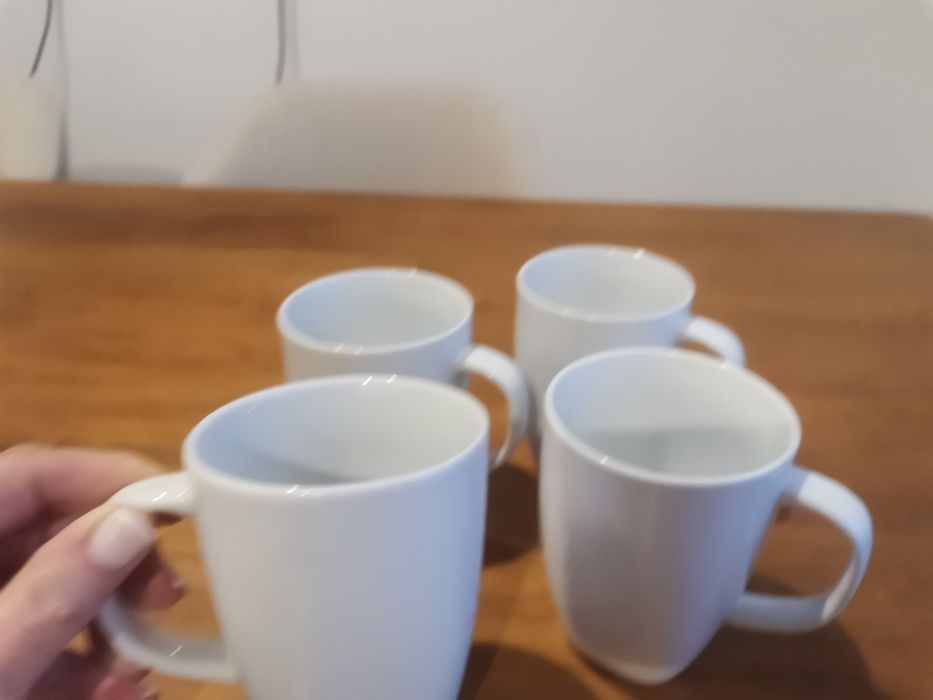 4 canecas brancas