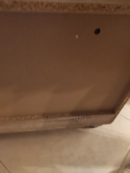 Pequena mesa com rodas