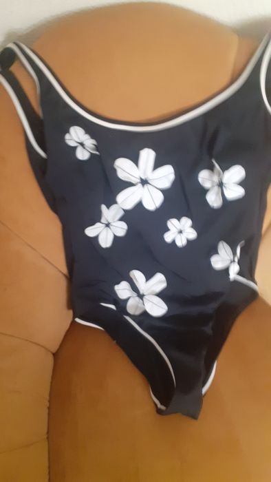 Fato de banho preto de otima licra com flores brancas sobrepostas tamanho medio