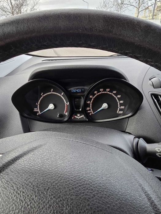 Ford Transit Courier comercial 100CV