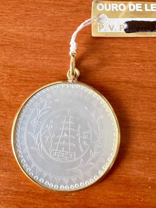 Vintage Pendant in Engraved Mother-of-Pearl with Solid Gold Band